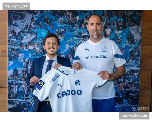 特写:马赛主帅在赛前发布会佩戴智能设备,个人品牌与科技公司达成合作